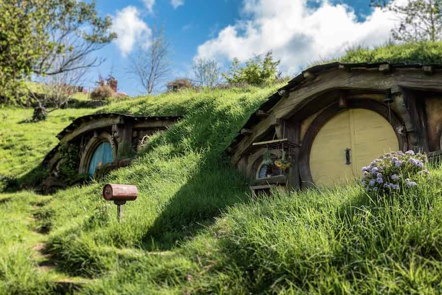 সিনেমায় হবিটদের দেখে তাদের প্রেমে পড়ে যান মানুষ। তার কারণও ছিল। হবিটদের সব কিছুই একটু অন্য রকম। নিজের জন্মদিনে এরা উপহার পায় না। বরং উপহার বিলোয়।