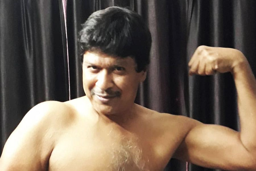 মুম্বইয়ের হাসপাতালে ‘লিভার ফেলিয়োর’-এর জেরে তাঁর মৃত্যু হয়েছে বলে জানিয়েছেন ‘সিআইডি’ খ্যাত আর এক অভিনেতা দয়ানন্দ ত্রিপাঠী ওরফে ‘দয়া’। দীনেশ বেশ কিছু দিন ধরেই অসুস্থ ছিলেন বলেও জানিয়েছেন দয়ানন্দ।