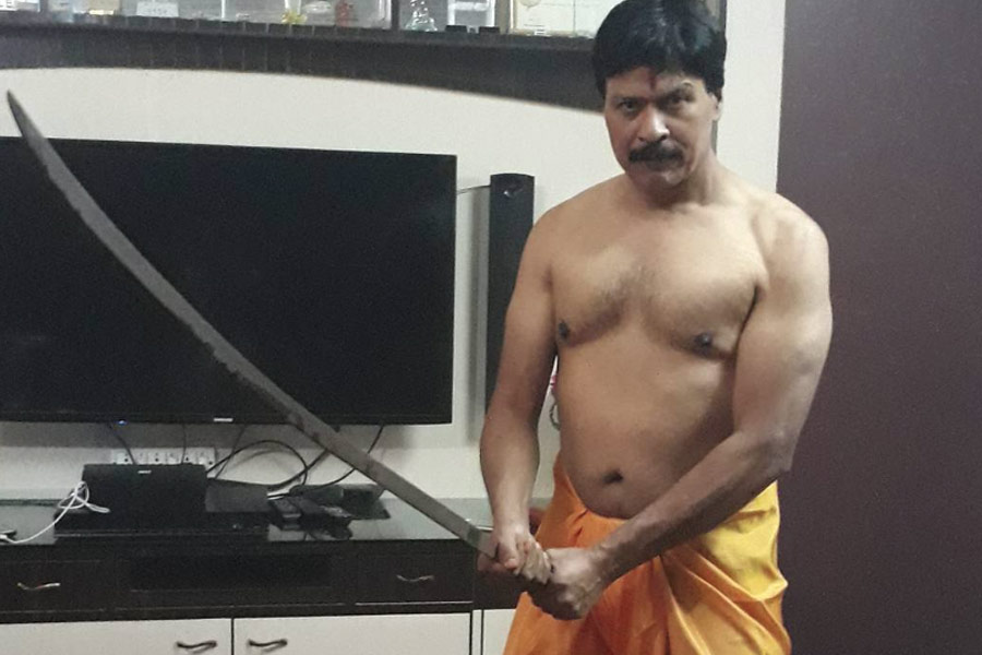 ১৯৯৩ সালে ‘ফাসলে’ নামে এক টেলিভিশন সিরিয়াল দিয়ে অভিনয়ে হাতেখ়ড়ি দীনেশের।