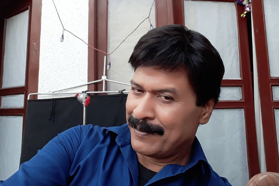 ১৯৯৮ সালে শুরু হয় বিপি সিংহ পরিচালিত ‘সিআইডি’। এই সিরিয়ালে এসিপি প্রদ্যুম্নর চরিত্রে অভিনয় করেন শিবাজি সাটম। সেই সিরিয়ালে ইনস্পেক্টর ফ্রেডরিক্‌সের চরিত্রে অভিনয়ের সুযোগ পেয়ে যান দীনেশ।