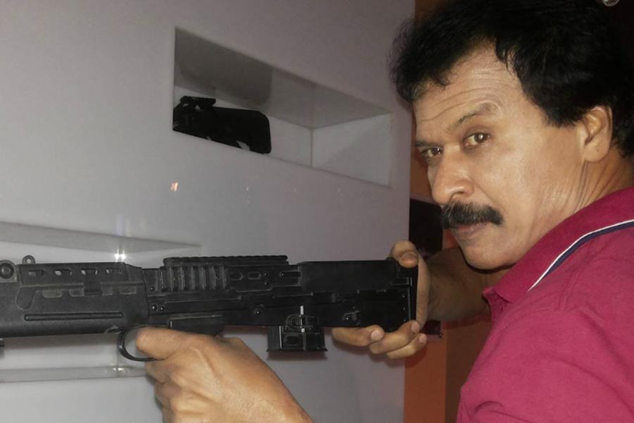 দীনেশ এক সাক্ষাৎকারে এক বার বলেছিলেন, ‘‘আমার মনে আছে আমি অভিনয়ের জন্য চেষ্টা চালিয়ে যাচ্ছিলাম। কিন্তু কোনও কাজ পাচ্ছিলাম না। এর পর আমি প্রযোজক বিপি সিংহের সঙ্গে দেখা করি। তিনি আমাকে সিআইডিতে অভিনয়ের সুযোগ দেন। এভাবেই আমার যাত্রা শুরু হয়।”