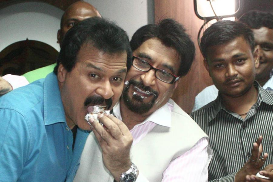 তবে সিআইডির পাশাপাশি ভৌতিক সিরিয়াল ‘আহট’ এবং কমেডি সিরিয়াল ‘তারক মেহতা কা উল্টা চশমা’ সিরিয়ালেও বার কয়েক মুখ দেখাতে দেখা গিয়েছিল দীনেশকে।