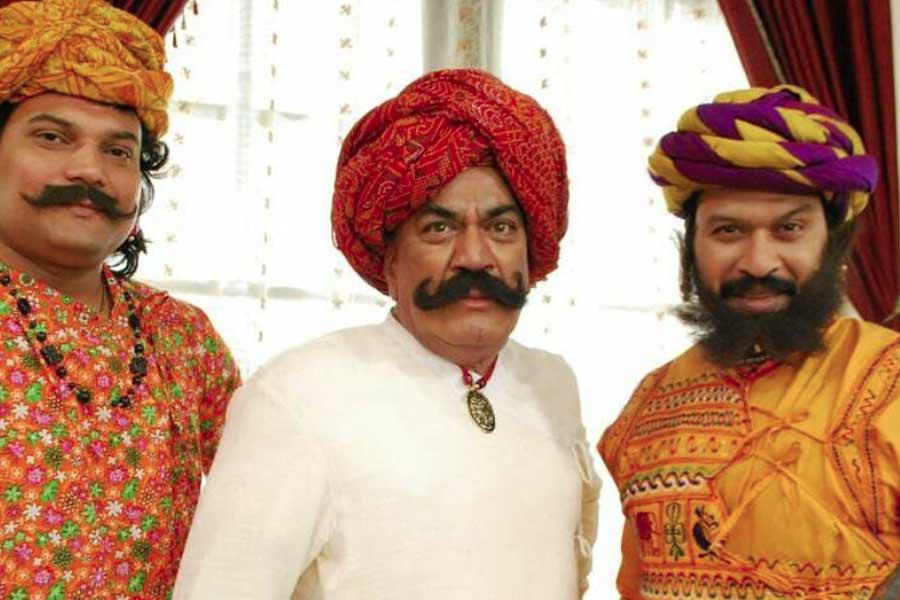 অভিনয় ছাড়াও বেশ কয়েকটি মরাঠি ছবির গল্পও লিখেছেন দীনেশ। এমনকি, সিআইডি-রও বেশ কয়েকটি পর্বের জন্য গল্প লিখেছেন তিনি।