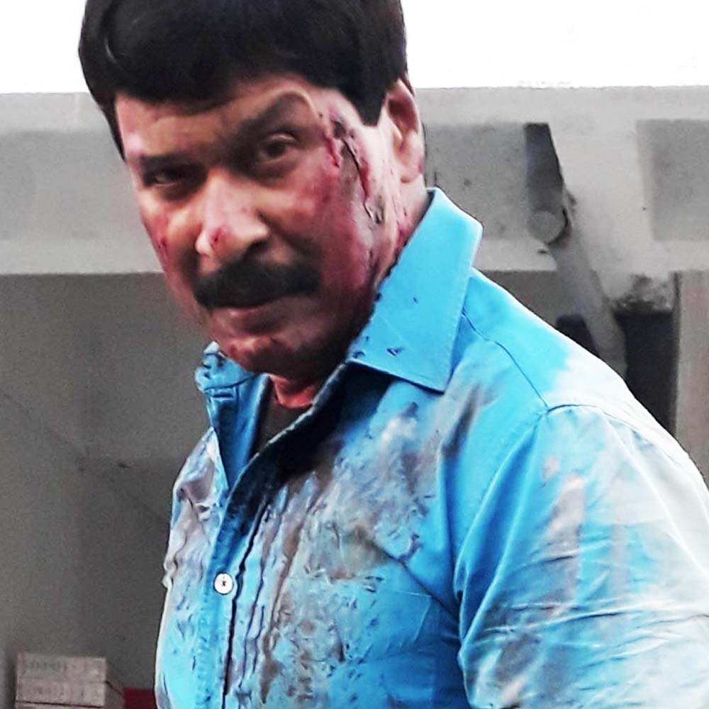 মুম্বইয়ের বোরিভলি পূর্বে স্ত্রী এবং মেয়ের সঙ্গে থাকতেন দীনেশ। দীনেশের স্ত্রীর নাম নয়না এবং কন্যার নাম তনু।