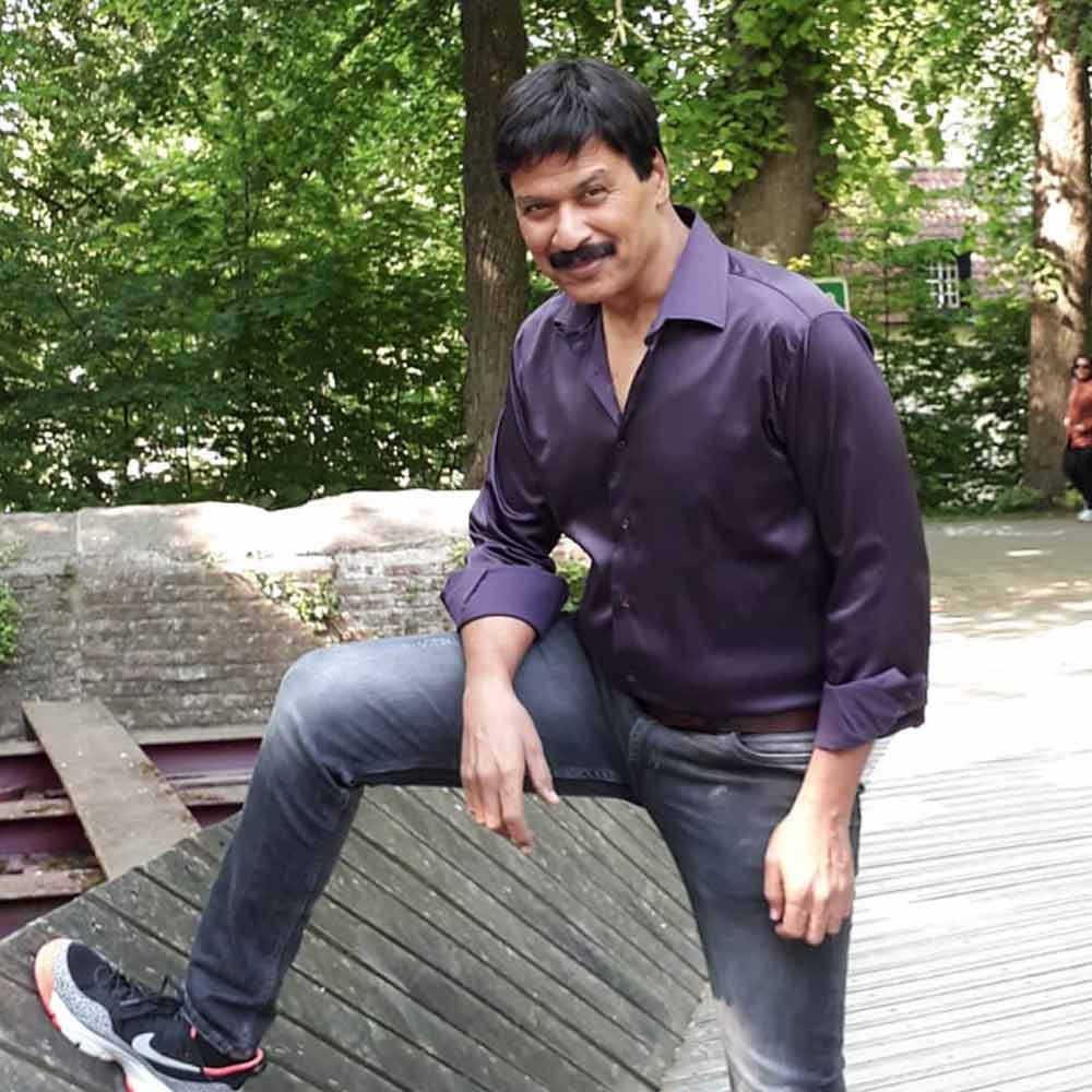 অভিনেতা সমাজমাধ্যমে বেশ সক্রিয় ছিলেন। প্রায়ই নিজের ছবি ইনস্টাগ্রামে শেয়ার করতেন। ইনস্টাগ্রাম দীনেশের ফলোয়ারের সংখ্যা প্রায় ১ লক্ষ।