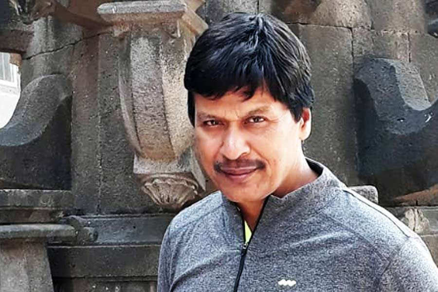 সম্প্রতি হৃদ্‌রোগে আক্রান্ত হয়েছিলেন দীনেশ। তাঁকে মুম্বইয়ের একটি বেসরকারি হাসপাতালে ভর্তি করানো হয়েছিল। তাঁর অবস্থা ছিল সঙ্কটজনক। রাখা হয়েছিল ভেন্টিলেশনে। কিন্তু সব চেষ্টা ব্যর্থ করে মৃত্যু হল তাঁর। হাসপাতাল সূত্রে খবর, দীনেশের যকৃৎ বিকল হয়ে গিয়েছিল। তার জেরেই মৃত্যু হলে মনে করা হচ্ছে।