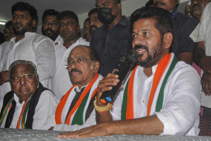 ফল প্রকাশের পর থেকেই আলোচনার তুঙ্গে ছিল তেলঙ্গানা। ভোট শেষ হতেই তেলঙ্গানার কুর্সি নিয়ে চলছিল জল্পনা। তবে, মঙ্গলবার দুপুরের মধ্যে রাহুল গান্ধী নিজেই ঘোষণা করে দিলেন পরবর্তী মুখ্যমন্ত্রীর নাম।