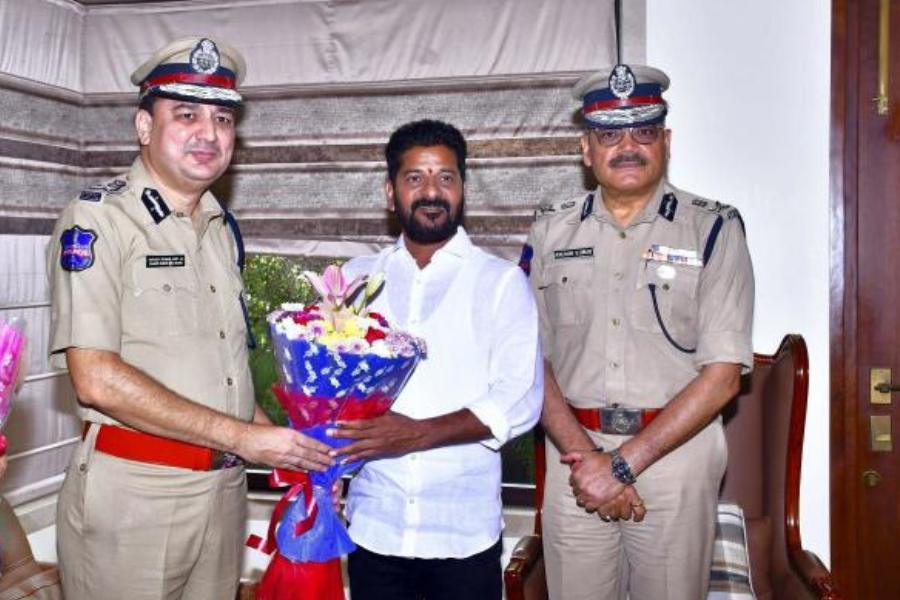 প্রাথমিক ভাবে, ভোটের ফল প্রকাশ হতেই কংগ্রেসের তরফে সোমবার জানানো হয়েছিল দলের সর্বভারতীয় সভাপতি মল্লিকার্জুন খড়্গে নতুন মুখ্যমন্ত্রীর নাম ঘোষণা করবেন। কিন্তু ঘটনাক্রমে দক্ষিণ ভারতের ওই রাজ্যের পরবর্তী মুখ্যমন্ত্রীর নাম জানা গেল রাহুল গান্ধীর মুখ থেকেই।