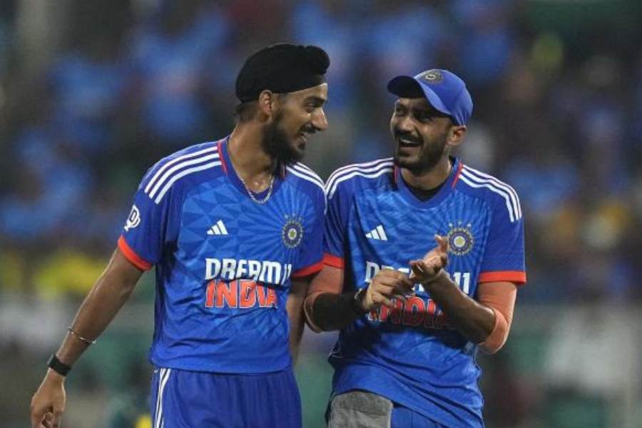 সাদা বলের ক্রিকেটে ভাল খেললেও ভারতের বিশ্বকাপের দলে অবশ্য সুযোগ পাননি আরশদীপ। বাঁ হাতি পেসারের নাম নিয়ে জল্পনা শুরু হলেও তাঁকে দলে রাখেননি অজিত আগরকরের নেতৃত্বাধীন নির্বাচক কমিটি।