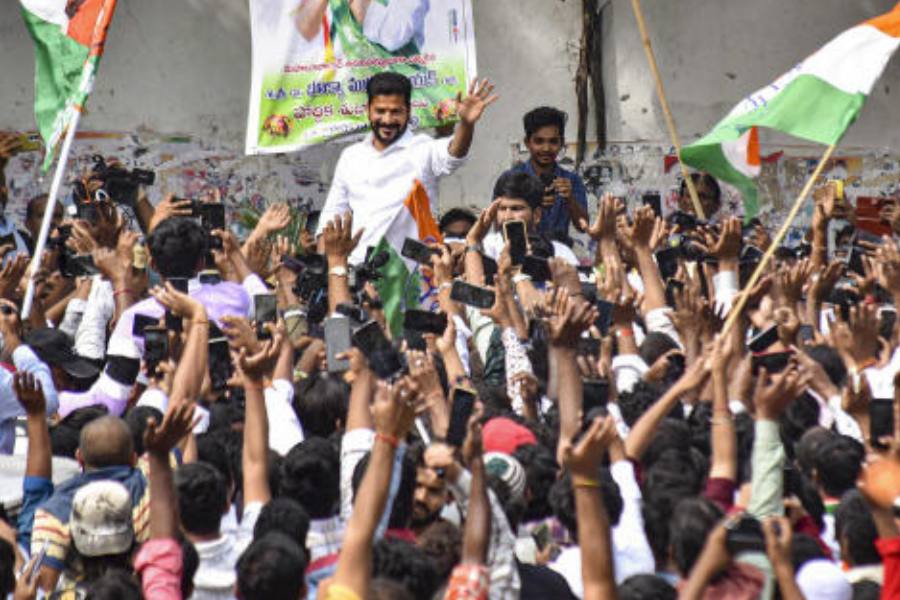 তেলঙ্গানার কংগ্রেস বিধায়কদের সঙ্গে যোগাযোগ এবং সমন্বয় রক্ষায় দায়িত্বপ্রাপ্ত কংগ্রেস নেতা তথা কর্নাটকের উপমুখ্যমন্ত্রী ডিকে শিবকুমার ওই বৈঠকে হাজির ছিলেন। তিনি পরিষদীয় দলের ওই সিদ্ধান্তের কথা জানিয়েছিলেন। 