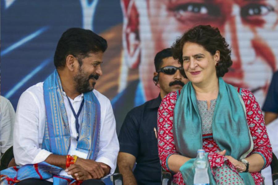 যদিও শেষ পর্যন্ত সভাপতি খড়্গে নন, পরিষদীয় দলের বৈঠকের আগেই তেলঙ্গানার নতুন মুখ্যমন্ত্রীর নাম কার্যত ঘোষণা করে দিলেন রাহুল।