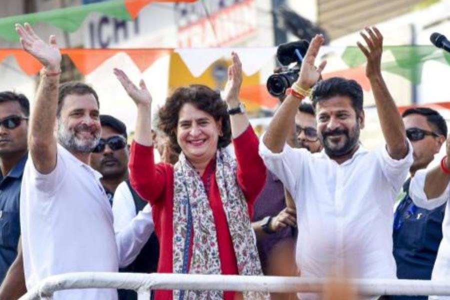 ১১৯ আসনের তেলঙ্গানা বিধানসভায় এ বার ৬৪টিতে জিতেছে কংগ্রেস। সহযোগী সিপিআইয়ের ঝুলিতে গিয়েছে একটি। বিদায়ী মুখ্যমন্ত্রী কে চন্দ্রশেখর রাও (কেসিআর)-এর দল ভারত রাষ্ট্র সমিতি (বিআরএস) ৩৯টি কেন্দ্রে জিতেছে। 