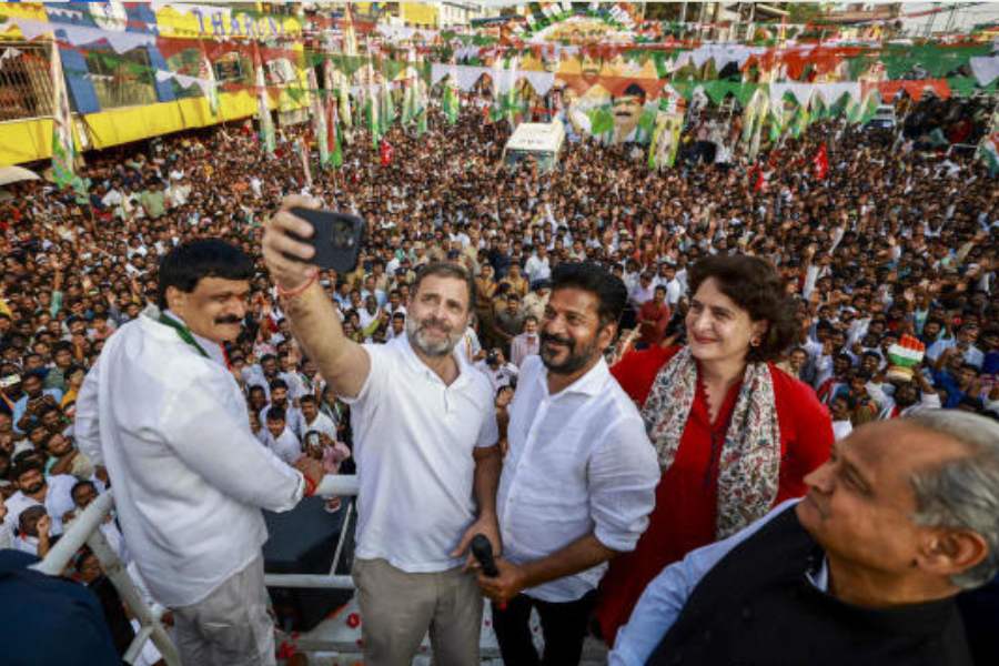 এ বারের বিধানসভা ভোটে কোডনগল আসনে জিতেছেন মালকাজগিরির সাংসদ রেবন্ত। তবে কামারেড্ডি কেন্দ্রে তৃতীয় স্থান পেয়েছেন তিনি। সেখানে জয়ী হয়েছেন বিজেপি প্রার্থী। দ্বিতীয় বিদায়ী মুখ্যমন্ত্রী কেসিআর।