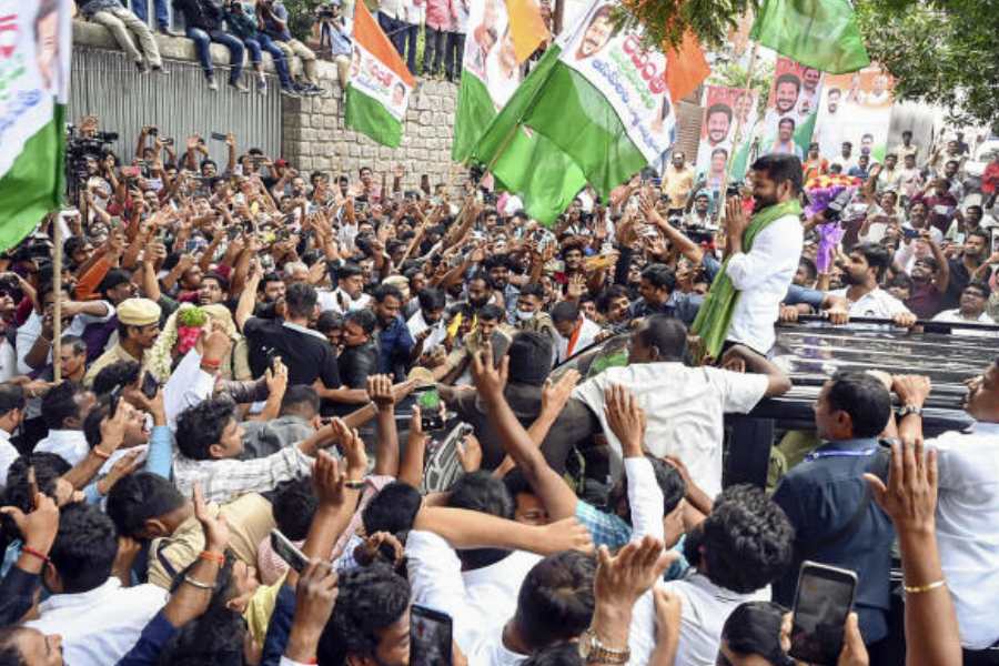 বিক্রমাঙ্ক জিতেছেন মাধিরা কেন্দ্রে। পরবর্তী মুখ্যমন্ত্রী হিসাবে জল্পনায় রয়েছে প্রাক্তন বিজেপি নেতা তথা মুন্নুগোড়ে কেন্দ্রের সদ্য নির্বাচিত বিধায়ক কে রাজাগোপাল রেড্ডির নামও। জল্পনা রয়েছে, এঁদের মধ্যে কাউকে উপমুখ্যমন্ত্রী করা হতে পারে।