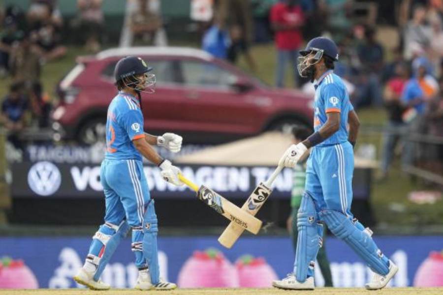 চার নম্বরে রয়েছেন ঈশান কিশন, হার্দিক পাণ্ড্য, রবি বিষ্ণোই ও শুভমন গিল। প্রত্যেকে ১১টি করে ম্যাচ খেলে ৩৩ লক্ষ টাকা রোজগার করেছেন।