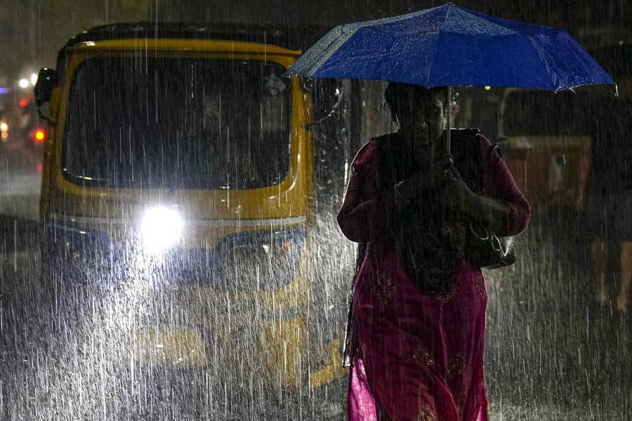 কোথাও হাঁটুসমান জল, কোথাও কোমরসমান। কোথাও রাস্তা যেন খরস্রোতা নদী! ঘূর্ণিঝড় মিগজাউম আসার আগে থেকেই বৃষ্টির তাণ্ডব শুরু হয়েছিল তামিলনাড়ুর উপকূলীয় অঞ্চল এবং চেন্নাইয়ে। ঝড় যত উপকূলের দিকে এগিয়েছে, বৃষ্টির তাণ্ডব ততই বেড়েছে।