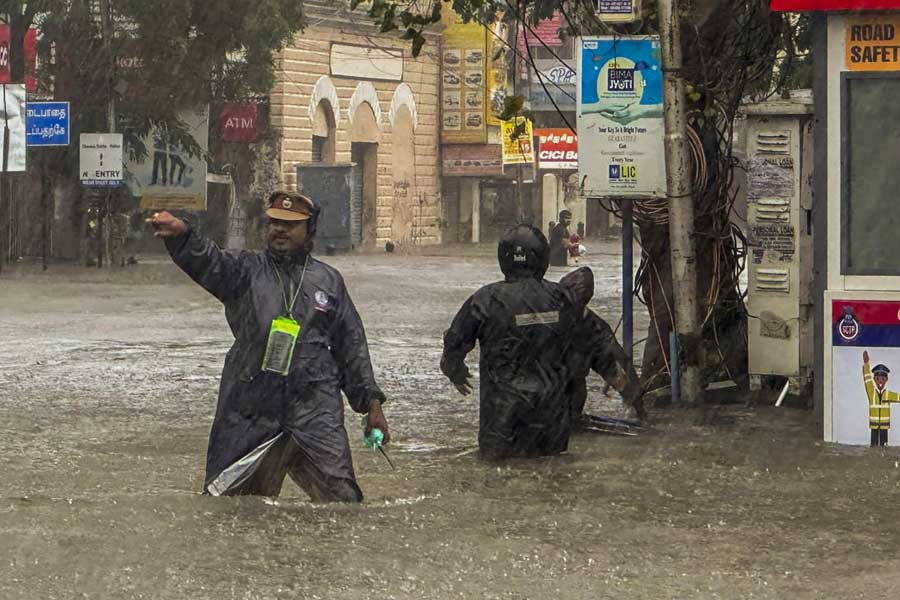 মৌসম ভবন জানিয়েছে, ৩ এবং ৪ ডিসেম্বরে চেন্নাইয়ের বেশির ভাগ জায়গায় ২০০ মিলিমিটারেরও বেশি বৃষ্টি হয়েছে। যা ২০১৫ সালের বন্যার পর এই প্রথম।