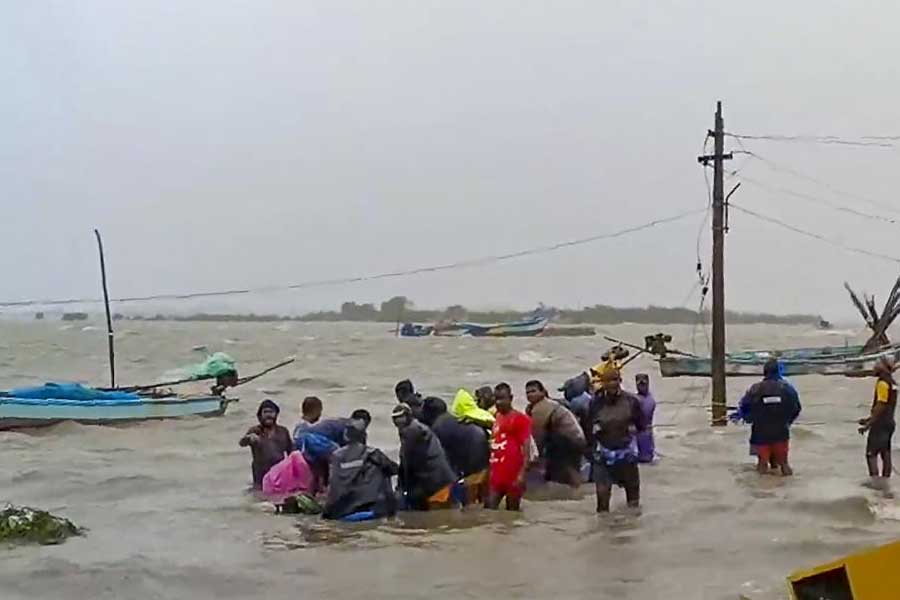 ভারী বৃষ্টির জেরে পরিস্থিতি এমন পর্যায়ে পৌঁছয় যে চেন্নাই বিমানবন্দরের একাংশ জলমগ্ন হয়ে পড়ে। রানওয়েতে হাঁটুসমান জল হয়ে গিয়েছিল। ফলে বিমান পরিষেবাও ব্যাহত হয়। তবে মঙ্গলবার থেকে বৃষ্টি কমায় আবার বিমান চলাচল শুরু হয়েছে।