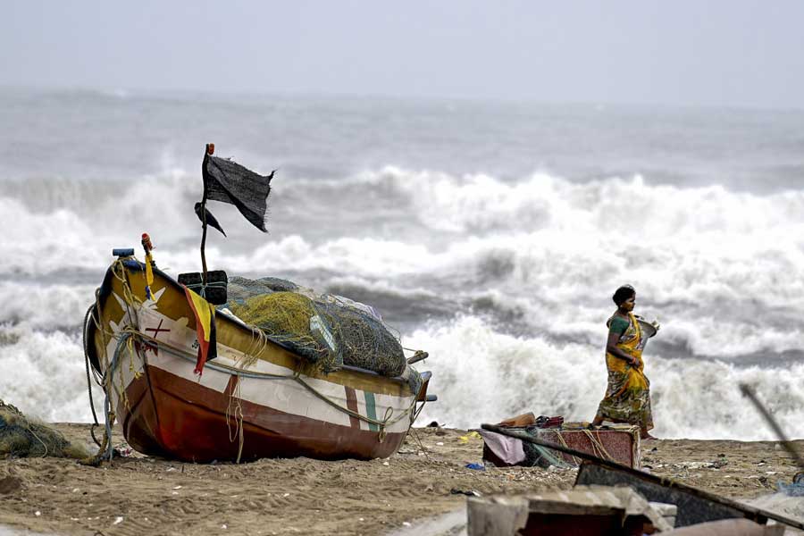 মঙ্গলবার দুপুরেই অন্ধ্রপ্রদেশের বাপাতলায় আছড়ে পড়ে ঘূর্ণিঝড় মিগজাউম। তিন ঘণ্টা ধরে এর তাণ্ডব চলবে বলে জানিয়েছে মৌসম ভবন। ঘণ্টায় ৯০-১০০ কিলোমিটার বেগে আছড়ে পড়ে এই ঘূর্ণিঝড়। সর্বোচ্চ গতিবেগ হয়েছিল ১১০ কিলোমিটার।