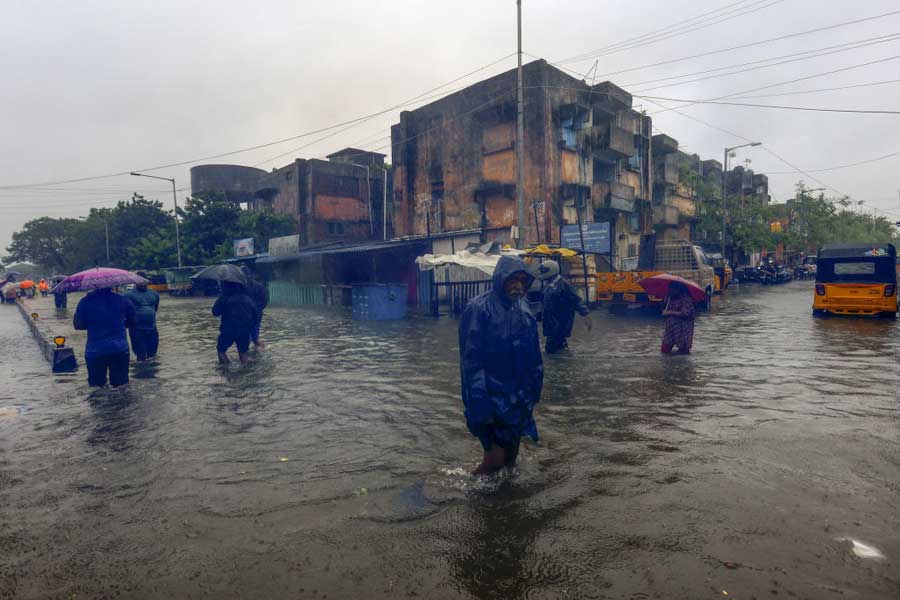 এই ঘূর্ণিঝড়ের কারণে অন্ধ্রপ্রদেশের আটটি জেলায় চূড়ান্ত সতর্কতা জারি করেছে রাজ্য প্রশাসন। সেই আটটি জেলা হল— তিরুপতি, নেল্লোর, প্রকাশম, বাপাতলা, কৃষ্ণা, পশ্চিম গোদাবরী, কোনাসীমা এবং কাকিনাঁড়া। পুদুচেরিতে উপকূলীয় এলাকায় সন্ধ্যা ৬টা পর্যন্ত ১৪৪ ধারা জারি করা হয়েছে।