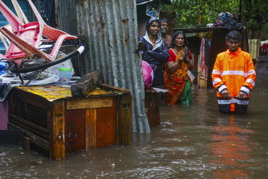 মৌসম ভবন জানিয়েছে, অন্ধ্রপ্রদেশের উপকূলীয় শহরগুলিতে ৩০০-৪০০ মিলিমিটার বৃষ্টি হতে পারে ঘূর্ণিঝড়ের প্রভাবে। স্থানীয় প্রশাসন সূত্রে খবর, ঝোড়ো হাওয়ায় উপকূলীয় এলাকাগুলিতে বহু ঘরবাড়ি ভেহে পড়েছে। গাছ, বিদ্যুতের খুঁটি উপড়ে গিয়েছে।