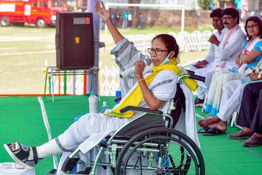 বিধানসভা নির্বাচনে মমতা বন্দ্যোপাধ্যায়ের হুইলচেয়ার-প্রচার ছাপ ফেলেছিল ভোটারদের মনে।