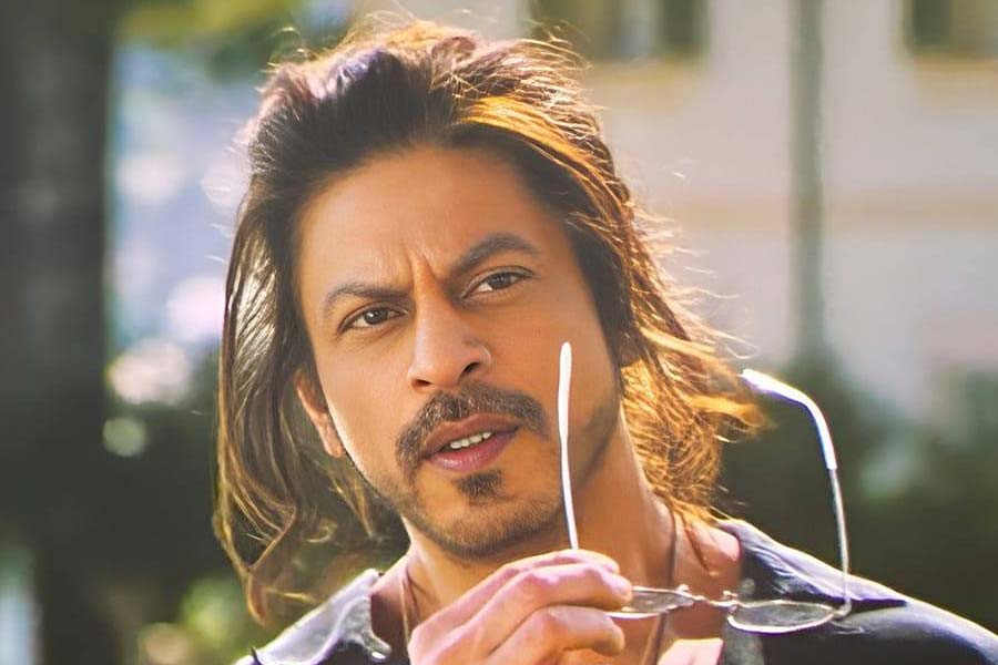 বলিউডের সবচেয়ে দামি তারকাকে নিজেদের ব্র্যান্ড অ্যাম্বাসাডর করেছিল এক স্টার্ট আপ সংস্থা। শাহরুখ খান প্রচার করতেন তাদের। বিজ্ঞাপনে মুখ দেখাতেন। ছ’বছর পর এখন সেই সংস্থার সঙ্গে সমস্ত সম্পর্ক ছিঁড়তে মরিয়া কিং খান। কারণ এই সংস্থার জন্য তাঁকে আর্থিক গুণাগার দিতে হয়েছে। আঁচ পড়েছে নায়কের লালিত ভাবমূর্তিতে।  