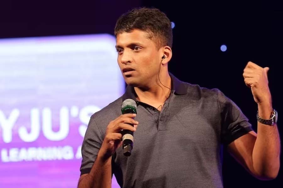 সংস্থার নাম বাইজু’স। এর প্রতিষ্ঠাতা একজন ভারতীয় তরুণ। নাম বাইজু রবীন্দ্রন। বয়স ৪৩ বছর। এই বয়সেই তিনি ১০ হাজার কোটি ডলারের সংস্থার মালিক হয়েছেন। আবার সেই সংস্থার জন্য এখন দেউলিয়াও হতে বসেছেন। 