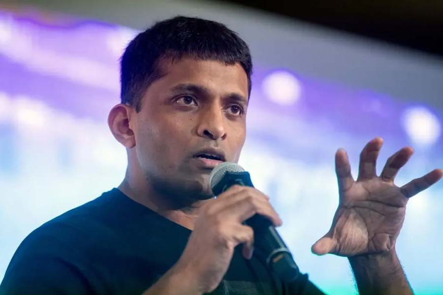 শূন্য থেকে শুরু বলতে যা বোঝায় বাইজু রবীন্দ্রনের গল্পটাও ঠিক সেই রকম। রূপকথার পক্ষীরাজ ঘোড়ার মতোই তার উত্থান। কিন্তু পতন তার থেকেও দ্রুত। 