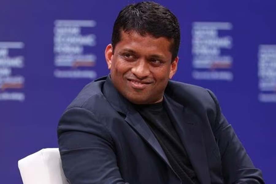 বাইজু’সই ছিল এশিয়ার প্রথম সংস্থা, যাদের বেছে নিয়েছিল ফেসবুক প্রতিষ্ঠাতার বিনিয়োগ সংস্থা। বাইজু’সকে বড় অঙ্কের অর্থসাহায্য করেছিল তারা। এ ভাবেই ২০১৮ সালের মধ্যে ১০০ কোটি ডলারের স্টার্ট আপ সংস্থায় পরিণত হয় বাইজু’স। তবে তখনও পক্ষীরাজের আরও উড়ান বাকি।   