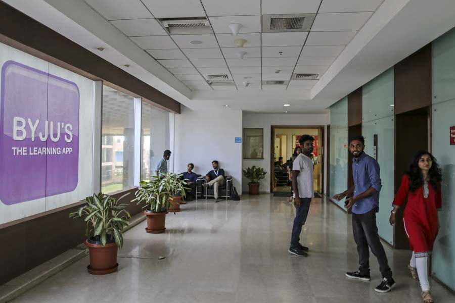 ঠিক দু’বছরের মাথায় বাইজু’স-এর সংস্থার মূল্য ১০ গুণ বৃদ্ধি হয়। ১০০ কোটি থেকে এক লাফে হাজার কোটির সংস্থায় উত্থান হয় বাইজু’স-এর। তখন দেশে লকডাউন চলছে। আর অনলাইনে পড়াশোনা করানোর প্রযুক্তি তত দিনে বাইজুর নখদর্পণে। 