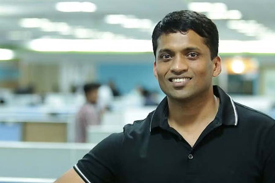 করোনাকালে যখন সমস্ত স্কুল, কলেজ, বিশ্ববিদ্যালয় অনলাইনে পড়াশোনা করানোর দিকে ঝুঁকতে শুরু করেছে, তখন সাজানো-গোছানো সহজ প্রযুক্তির ডালা নিয়ে তাদের সামনে হাজির হয় বাইজু’স। 