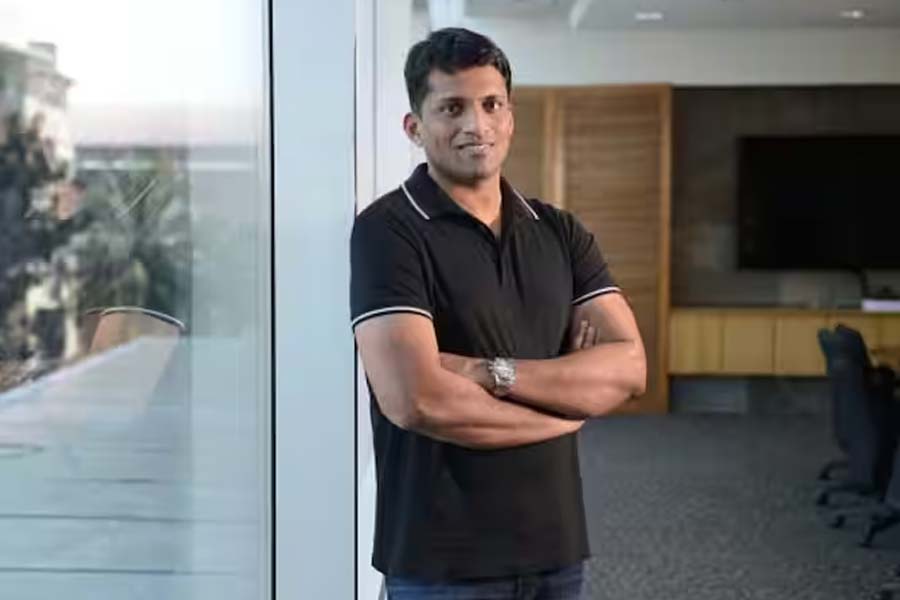 প্রভাব পড়ে সংস্থার কর্মীদের উপর। বোঝা কমাতে হাজার হাজার কর্মী ছাঁটাই করা হয় বাইজু’সে। প্রায় ২৫ কোটি ডলারের একটি ঋণও হাতে আসে বাইজু’স-এর। 