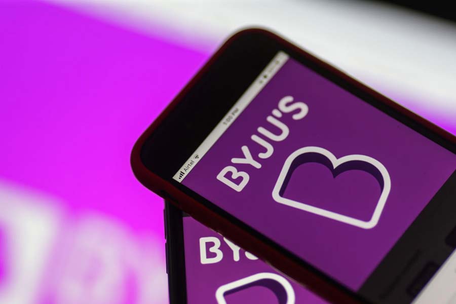 কিন্তু কোনও ভাবেই বিপুল ঋণের বোঝা কমে না বাইজু’স-এর। নিজেদের বাঁচানোর কোনও কসুরই বাকি রাখেননি রবীন্দ্রন। ডুবন্ত তরী ছেড়ে বেরিয়ে গিয়েছিলেন সকলেই। এর পরেও হাল ছাড়েনি বাইজু’স। জুলাই মাসে স্টেট ব্যাঙ্কের প্রাক্তন চেয়ারম্যান রজনীশকুমার এবং ইনফোসিসের প্রাক্তন সিএফও মোহনদাস পাইকে উপদেষ্টা বানায় বাইজু’স। এমনকি, নিয়োগ করে নতুন অডিটর। সমস্ত লাভ-ক্ষতির হিসাব জানানোর প্রতিশ্রুতি দেওয়া হয় বিনিয়োগকারীদের। 