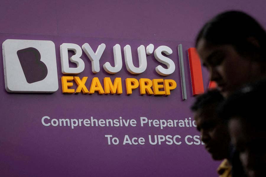 কিন্তু ছ’মাস কেটে গেলেও শেষ পর্যন্ত সুরাহা হয়নি। আর এখন বাইজু’স খড়কুটো আঁকড়ে ধরেছে। ১৫ হাজার কর্মীর বেতন দেওয়ারও ক্ষমতা নেই তাদের। তাই নিজের বাড়ি বন্ধক রেখেও এক কোটি ২০ লক্ষ ডলার ঋণ নিতে চাইছেন বাইজু। সেই ঋণ কি শেষ পর্যন্ত খড়কুটো থেকে কাঠের ভেলার জায়গা নিতে পারবে? আপাতত সে দিকেই তাকিয়ে বাইজু’স-এর বিনিয়োগকারীরা।  