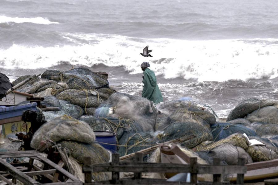 ঘূর্ণিঝড় মিগজাউমের দাপটে কার্যত থেমে গিয়েছে তামিলনাড়ু ও অন্ধ্রপ্রদেশের জনজীবন। তবে আবহাওয়া দফতরের সূত্রে জানা যাচ্ছে এই মুহূর্তে শক্তি কমেছে মিগজাউমের। পূর্বাভাস অনুসারে উপকূলবর্তী অংশে আছড়ে পড়ার পরেই তার বিধ্বংসী প্রবণতায় ভাটা পড়েছে। তবে শক্তি কমলেও এখনও ফুঁসছে মিগজাউম।