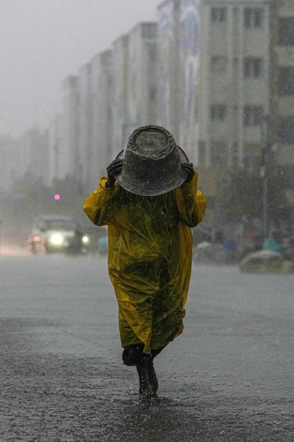 তবে বুধবার সারা দিন ঝড়বৃষ্টির তীব্রতা তেমন কমবে না বলেই আশঙ্কা করছেন আবহবিদেরা। বুধবার বেলা গড়ালে আরও শক্তি কমে এই ঝড় গভীর নিম্নচাপের রূপ নেবে।