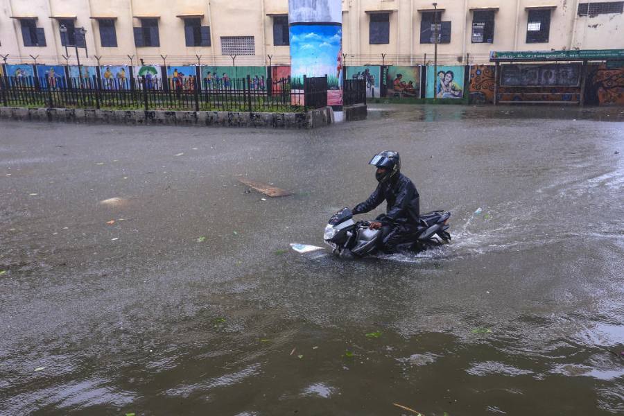 হাওয়া অফিসের তরফে জানানো হয়েছে, অন্ধ্রের বাপাতলার ১০০ কিলোমিটার উত্তর ও উত্তর-পশ্চিমে এবং খাম্মামের ৫০ কিলোমিটার দক্ষিণ-পূর্বে অবস্থান করছে ঘূর্ণিঝড় থেকে গভীর নিম্নচাপে পরিণত হওয়া মিগজাউম। ঘূর্ণিঝড় হিসাবে দক্ষিণ ভারতের একটি বড় অংশকে ভাসিয়েছে এই ঘূর্ণিঝড়।