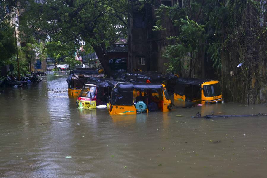 গভীর নিম্নচাপে পরিণত হওয়ার পর এটি উত্তরের দিকে এগোতে থাকবে বলে মনে করা হচ্ছে। নিম্নচাপের জেরে বুধবার ভারী বৃষ্টির সম্ভাবনা রয়েছে উত্তর উপকূলবর্তী অন্ধ্রপ্রদেশে।