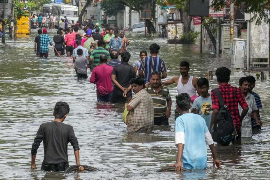 বুধবার ভারী বৃষ্টি হতে পারে দক্ষিণ ছত্তীসগঢ়, মহারাষ্ট্রের বিদর্ভ এলাকা, দক্ষিণ উপকূলবর্তী এবং দক্ষিণ ওড়িশাতেও। মঙ্গলবারই ওড়িশা প্রশাসনের তরফে দক্ষিণের জেলাগুলিকে ভারী বর্ষণের বিষয়ে সতর্ক করা হয়েছে।