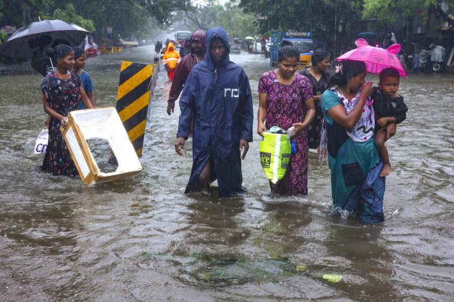 মিগজাউমের প্রভাব অন্ধ্রপ্রদেশের তুলনায় তামিলনাড়ুতেই বেশি পড়েছে। ইতিমধ্যে চেন্নাইয়ে মারা গিয়েছেন সতেরো জন। সোমবারের পর বৃষ্টি খানিক কমলেও জলমগ্ন শহরের বহু এলাকা।