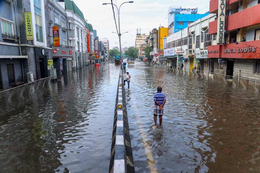 ঘূর্ণিঝড়ের পরোক্ষ প্রভাব পড়েছে এই রাজ্যেও। মঙ্গলবার কলকাতার আকাশ ছিল মেঘাচ্ছন্ন। দক্ষিণবঙ্গের বেশ কিছু জেলায় হালকা বৃষ্টিও হয়েছে।