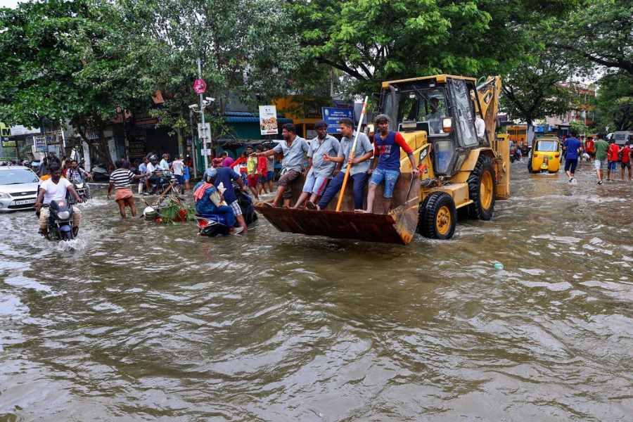 বুধবার সব জেলায় হালকা থেকে মাঝারি বৃষ্টি হতে পারে। তবে জেলার সব জায়গায় বৃষ্টি হবে না। বৃহস্পতিবারও দক্ষিণের জেলাগুলিতে হালকা থেকে মাঝারি বৃষ্টির পূর্বাভাস দিয়েছে আলিপুর আবহাওয়া দফতর।