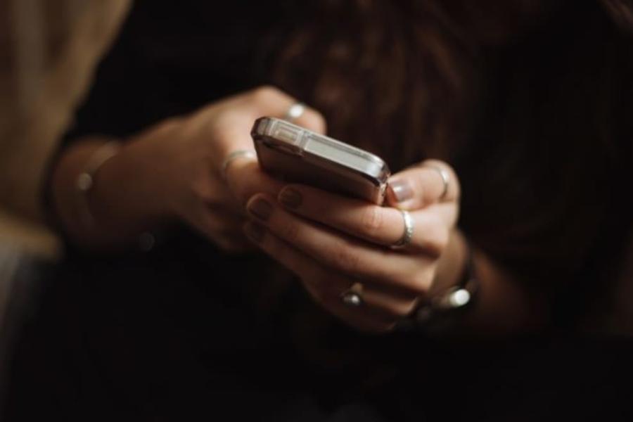 এক জন ঘরের কাছে পার্ক সার্কাসের বাসিন্দা। আর এক জনের বাড়ি সুদূর পাকিস্তানের শহর করাচিতে। মাইলের হিসাবে দূরত্ব অনেক। তবে শামীর খান ও জাওয়ারিয়া খানম নিজেদের প্রেমের মাঝখানে বাধা বলে মেনে নেননি কাঁটাতারের বেড়াজালকে। 