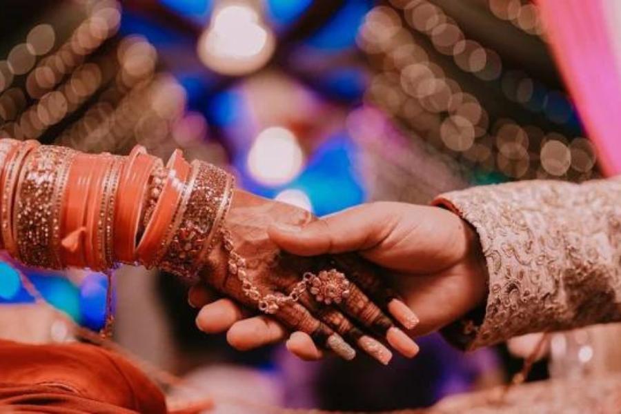 পর্দায় অবশ্য ভারত-পাকিস্তানের সীমান্ত পেরিয়ে এই রকম অনেক প্রেম কাহিনিকে ঘিরে তৈরি হয়েছে সিনেমা। প্রতি সিনেমাতেই দু’টি হৃদয়কে এক হতে হাজার ঝঞ্ঝাট পোহাতে হয়েছে।