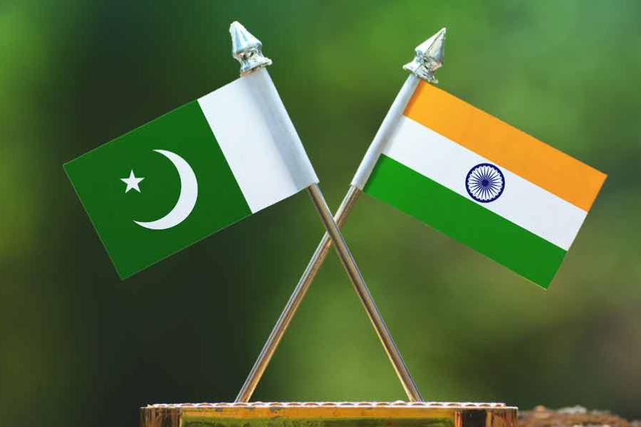 তাঁকে দেখে আপ্লুত শামীর ও তাঁর পরিবারের সদস্যেরাও। ঢাক-ঢোল বাজিয়ে, ফুলের মালা নিয়ে আটারি সীমান্তে বিদেশিনি প্রেমিকার জন্য অপেক্ষায় ছিলেন পেশায় ব্যবসায়ী শামীর। বিয়ের পরে নতুন কনের ভিসার সময় আরও বাড়ানো যাবে কি না, তা নিয়ে চিন্তায় রয়েছেন শামীর ও জাওয়ারিয়া।