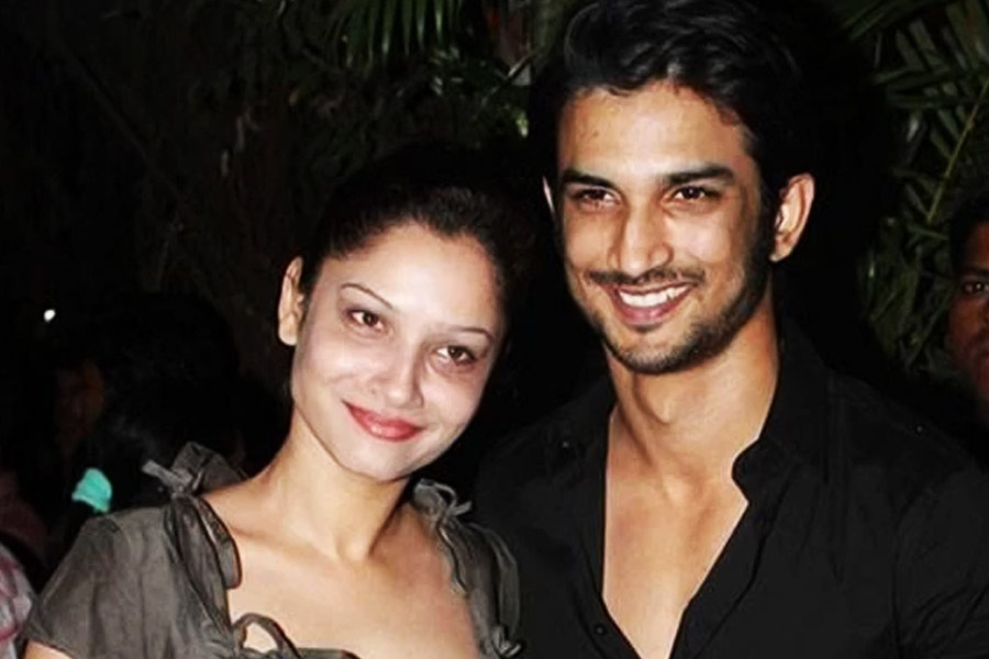 সম্পর্ক নেই বহু বছর। যে মানুষটার সঙ্গে সম্পর্ক ছিল, তিনিও পৃথিবীতে নেই বেশ কয়েক বছর। তবু সুশান্ত সিংহ রাজপুতকে ভুলতে পারেন না প্রাক্তন প্রেমিকা অঙ্কিতা লোখণ্ডে। বার বার বলে ফেলেন তাঁর কথা। বিগ বসের ঘরে আবারও সেই কথাই বলে উঠলেন।