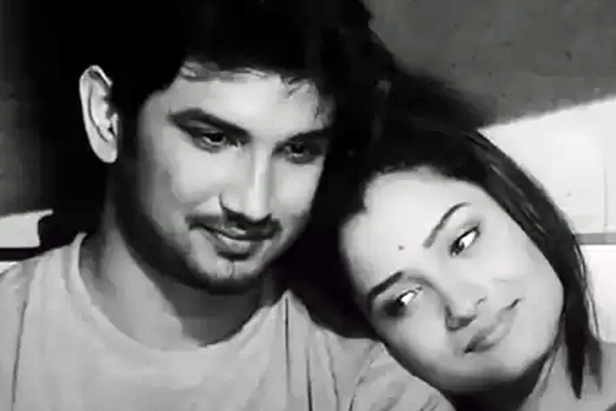 যত বার সুশান্তের কথা বলেছেন, তত বার প্রমাণিত হয়েছে তাঁকে কতটা ভালবাসতেন অঙ্কিতা। বিগ বসের ঘরে সুশান্তের কথা বলতে বলতে তাঁকে কাঁদতেও দেখা গিয়েছে।