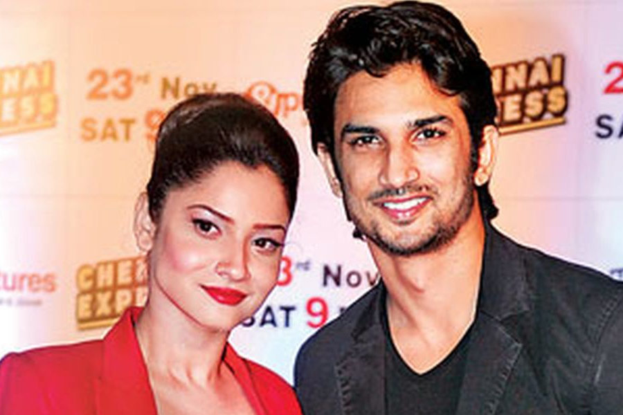 তিন বছর পরেও সেই মৃত্যুর জট কাটেনি। সুশান্তের মৃত্যুর নেপথ্যে থাকা ‘সত্যি’টাই নাকি জানেন অঙ্কিতা। অঙ্কিতা জানিয়েছেন, খবর শুনে বিশ্বাস করতে পারেননি যে, সুশান্ত আর নেই। প্রাক্তন প্রেমিককে সাদা কাপড় জড়ানো অবস্থায় দেখতে পারবেন না বলে সুশান্তের শেষকৃত্যেও যাননি বলে দাবি করেছেন অঙ্কিতা।