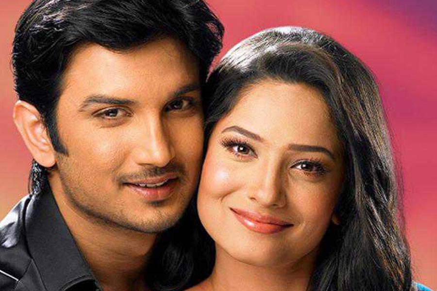 বিগ বসের ঘরে আর এক প্রতিযোগী অঙ্কিতাকে প্রশ্ন করেছিলেন সুশান্ত নিয়ে। তার জবাবে অঙ্কিতা বলেন, ‘‘সুশান্ত ভীষণ ভাল মানুষ ছিল। আমার এখনও অদ্ভুত লাগে যখন আমি বলি, ‘ছিল’। তিন বছর পরে এখন তবু একটু ধাতস্থ হয়েছি। আগে তো এমন কথা বলতেই অস্বস্তি হত আমার।’’